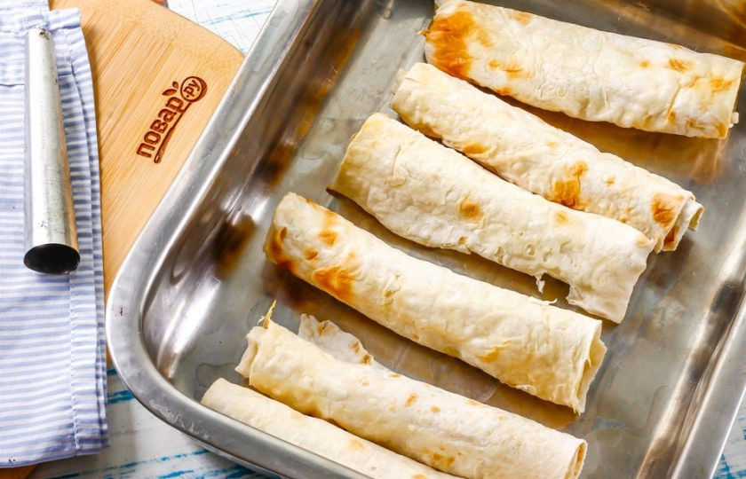 1. Этап. Трубочки из лаваша: Запеките примерно 10 минут и выключите нагрев. Извлеките форму, слегка остудите блюдо и аккуратно достаньте каждый металлический стержень, пока трубочка не полностью остыла. Как только остынет - будет ломаться и вы не сможете достать металлическую заготовку.