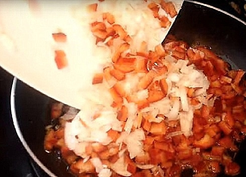 1. Этап. Слоеный пирог с тунцом: Разогреваем сковороду с маслом и обжариваем до мягкости нарезанные мелкими кубиками лук и болгарский перец.