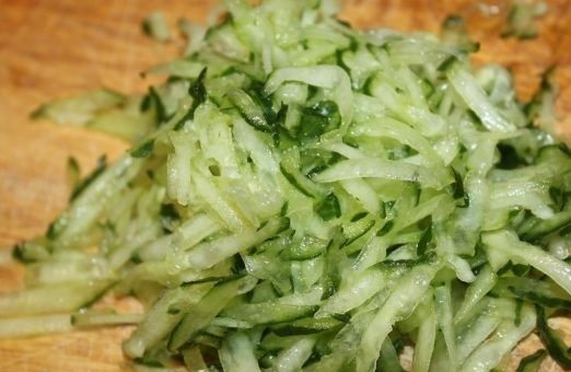 1. Этап. Салат слоеный: 5. Вымойте и натрите на крупной терке огурчик.