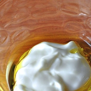 1. Этап. Салат с копченой куриной грудкой: Готовим заправку для салата, смешав йогурт, оливковое масло и уксус.