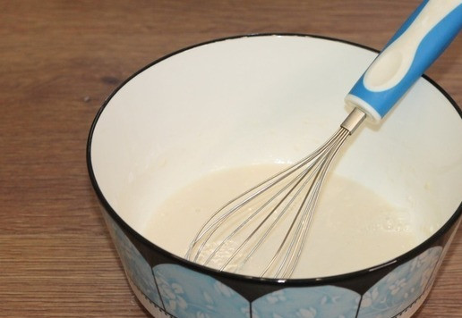 1. Этап. Пирожки из слоеного теста на кефире: 2. Приготовим опару. Смешиваем теплое молоко с сахаром и дрожжами. Просеиваем 3 ст. л. муки. Ставим миску в теплое место на 20 минут или до активации дрожжей. Должна образоваться пенная шапочка. Затем добавляем теплый кефир, масло растительное, соль и 1 куриный белок, перемешиваем. Просеиваем в жидкую смесь оставшуюся часть муки и замешиваем тесто.