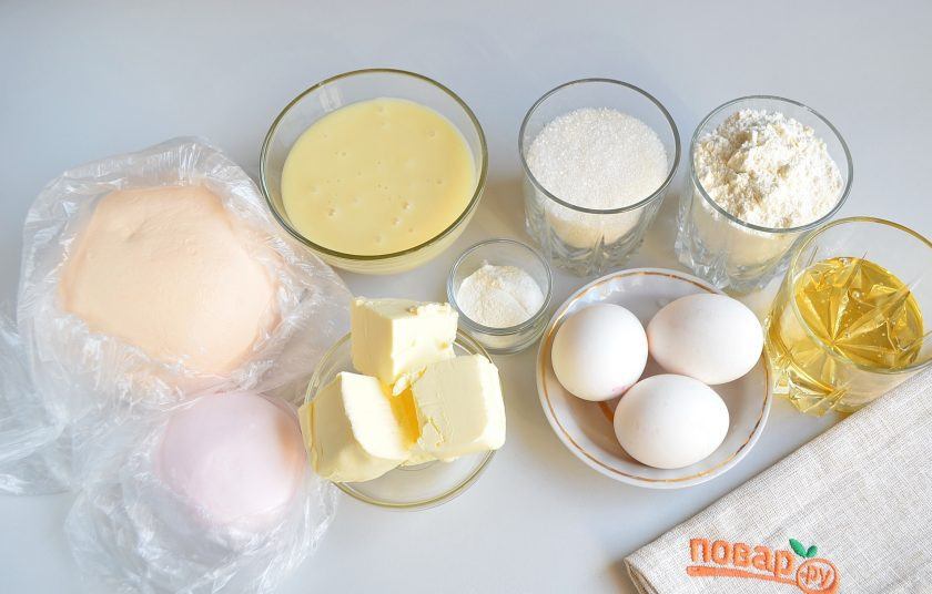 1. Этап. Торт Биткойн: 1. Подготовьте продукты для коржей и крема, а также мастику. Рецепт мастики можно взять любой, которым пользуетесь вы. Для начинающих советую делать самую простую сахарную мастику с маршмэллоу (на 300 г маршмэллоу понадобится 550 г пудры сахарной и 2 ст.л воды). Ее рецепт можно увидеть на на нешем сайте.