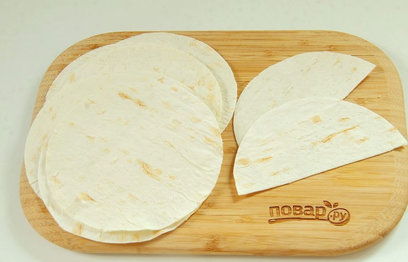 1. Этап. Закуска Цветущее кольцо Кесадильи: В виду отсутствия лепешек для кесадильи я использовала лаваш. Вырезала круги (8 штук) и разрезала их пополам. В зависимости от размера лаваша, у вас может выйти и до 14 штук.