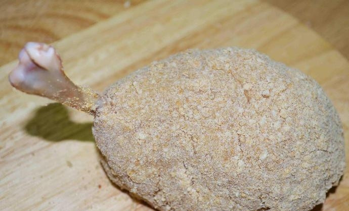 1. Этап. Котлеты по-киевски классические: Котлетки обмакните в яйце, а потом в сухарях. Затем ещё раз в яйце и сухарях.