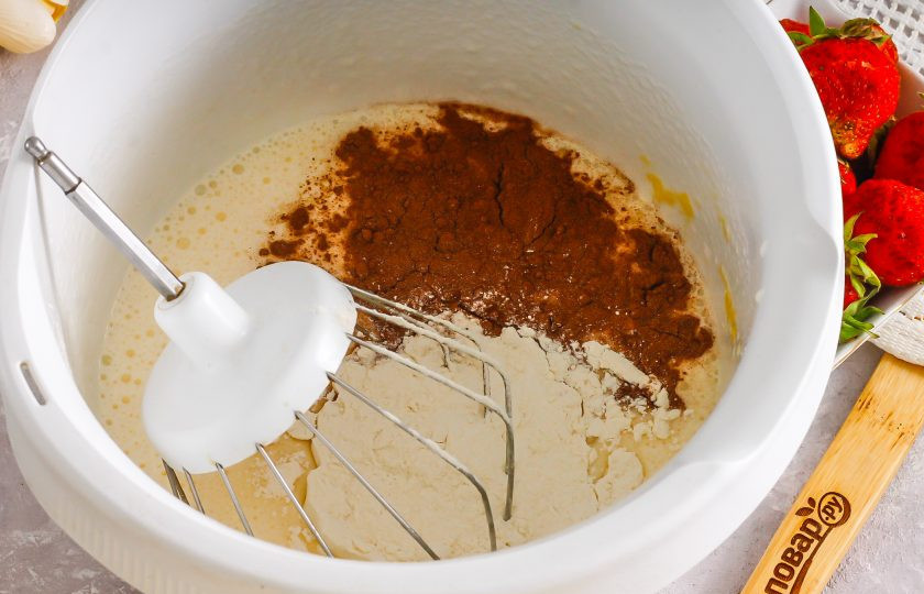 1. Этап. Шоколадный торт с клубничным муссом: Всыпьте пшеничную муку и какао-порошок. Цвет бисквита напрямую будет зависеть от цвета какао. По желанию можно добавить 0,5 ч.л. разрыхлителя, чтобы бисквит точно стал воздушным при выпекании.