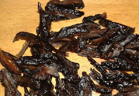 1. Этап. Салат с грецким орехом и черносливом: Затем нарезаем чернослив на полосочки или кусочки помельче.