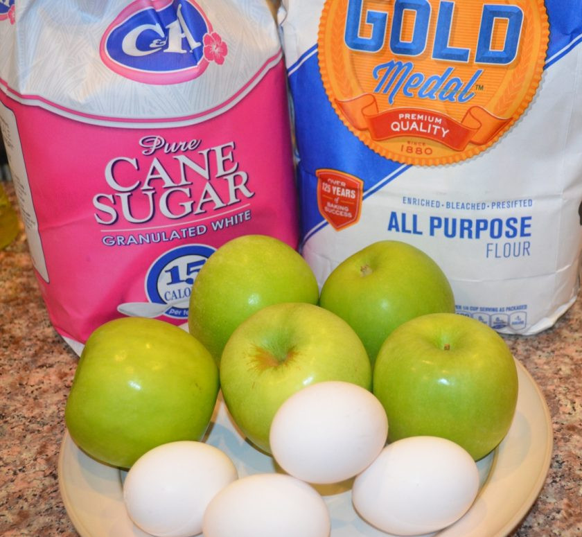 1. Этап. Яблочная шарлотка простая: 1. Приготовить шарлотку сможет даже начинающий кулинар. Этот пирог готовится с минимальным количеством ингредиентов. Яблоки лучше брать кисловатые, поскольку тесто будет сладким.