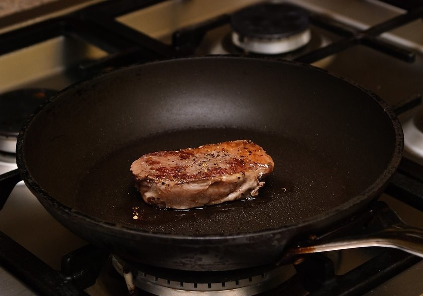1. Этап. Стейк из говядины в духовке: 3. Хорошо разогрейте сковороду с растительным маслом и выложите мясо. Обжарьте его с каждой стороны по 2-3 минуты до золотистой корочки, чтобы все соки остались внутри.