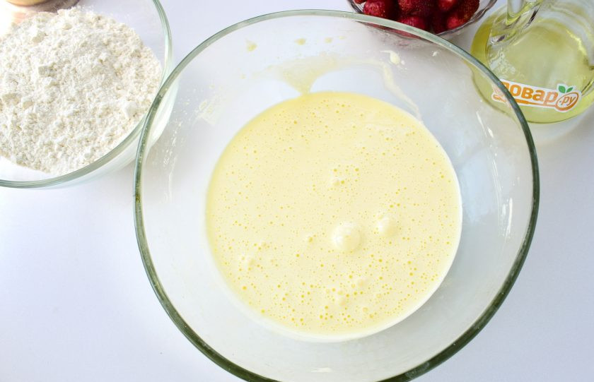 1. Этап. Ароматный клубничный пирог: Яйца взбейте с сахаром и ванилином в густую светлую пену в течение 7 минут до растворения сахара. Продолжая взбивать, влейте растительное масло тонкой струйкой.
