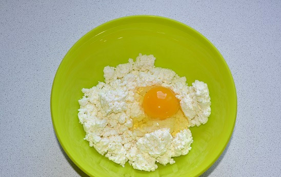 1. Этап. Бабушкины сырники: В глубокую миску отправляем творог и вбиваем яйцо.