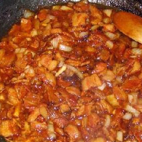 1. Этап. Жареная колбаса с картофелем: Добавляем еще немного пива. Следите за тем, чтобы ничего не прилипало к дну сковороды.