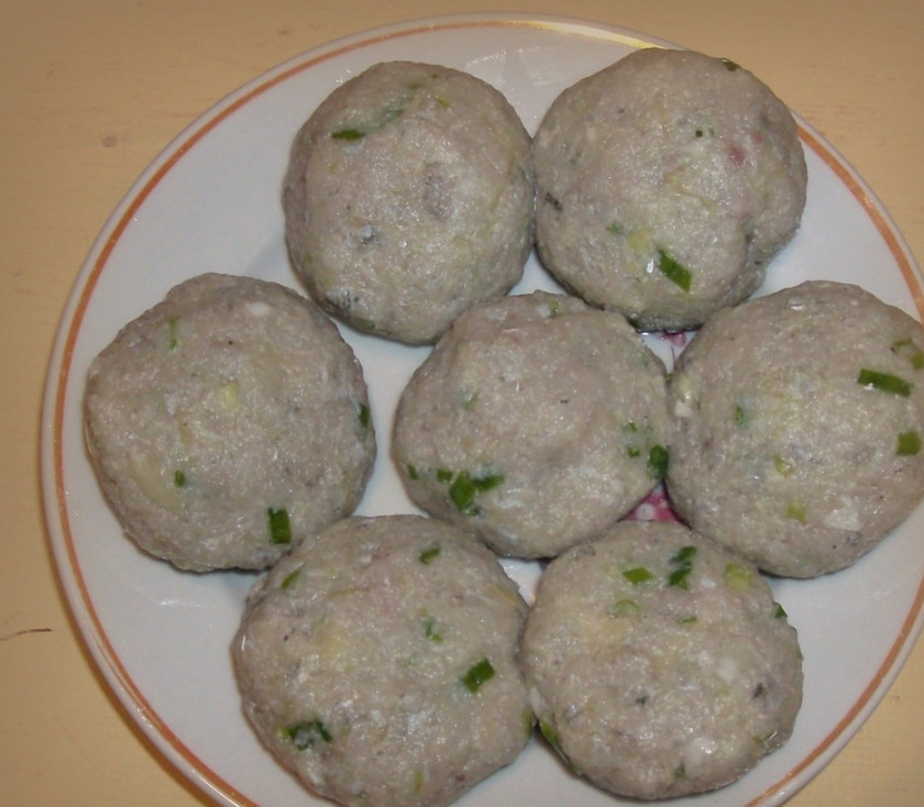 1. Этап. Диетические рыбные котлеты: 7. Когда все котлеты будут сформированы, их можно отправлять готовиться. Лучше всего приготовить их на пару (в пароварке или используя подручные средства). Также можно воспользоваться микроволновой печью. Котлеты необходимо накрыть крышкой и готовить на высокой мощности минимум 7-10 минут.