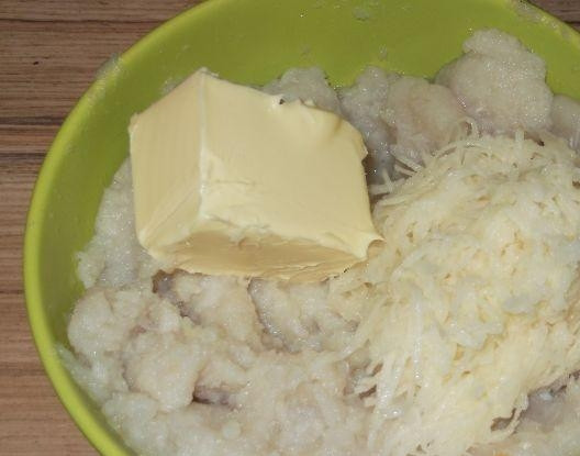 1. Этап. Котлеты из фарша минтая: 4. Кроме основных ингредиентов рекомендую использовать в рецепте приготовления котлет из фарша минтая тертый картофель и сливочное масло для большей сочности.