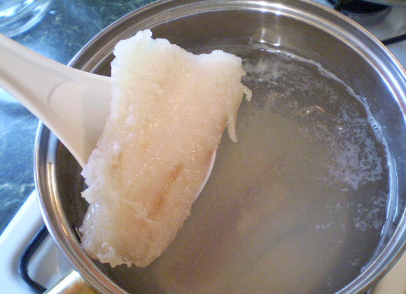 1. Этап. Суп на рыбном бульоне: 2. В соленую воду кладем рыбу и варим бульон 20 минут. Огонь очень медленный.