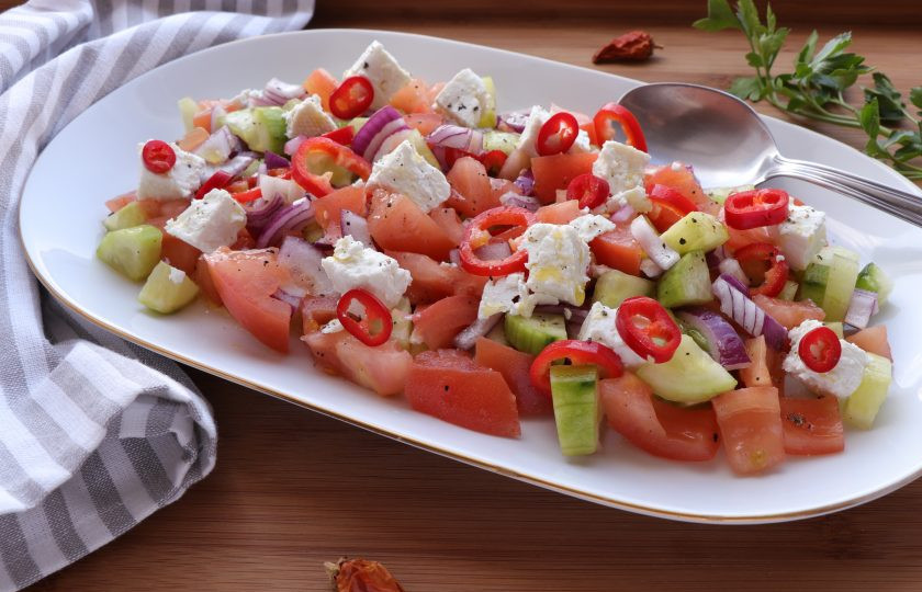 1. Этап. Салат сербский: Сверху выложите кусочки брынзы и поперчите салат по вкусу. Сербский салат готов, приятного аппетита!