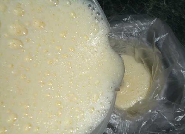 1. Этап. Высокий омлет в мультиварке: Полученную массу вылейте в прочный и целый пакет.