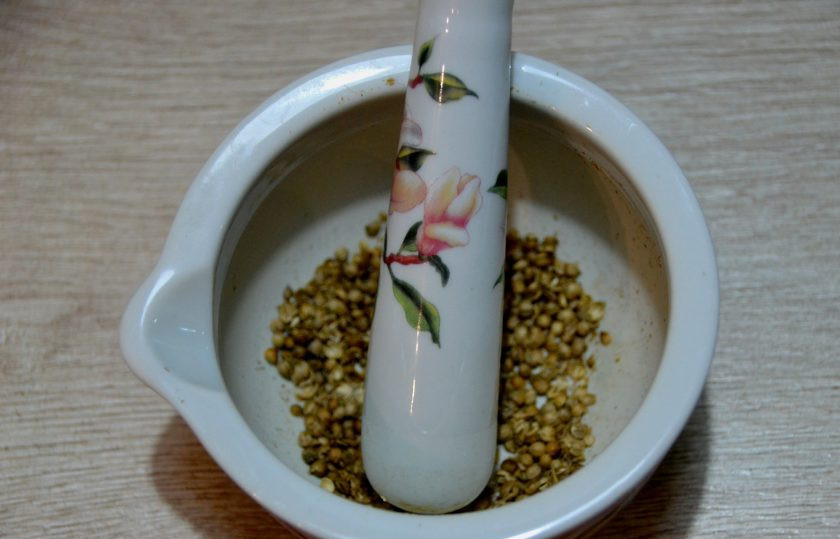 1. Этап. Хлеб Земгальский: Если кориандр в зернах, то измельчите его.