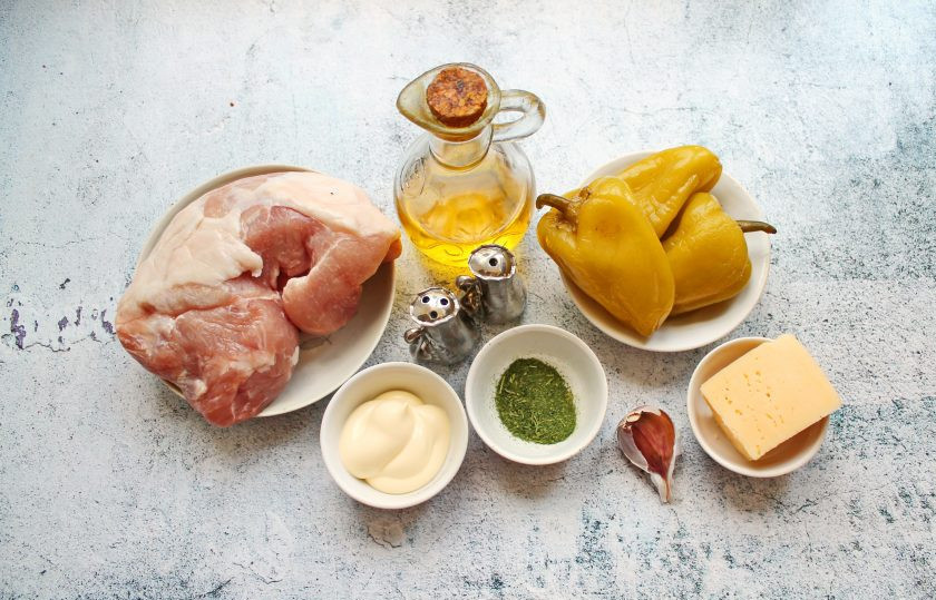 1. Этап. Свинина фаршированная маринованным перцем: Подготовьте все необходимые ингредиенты для приготовления свинины фаршированной маринованным перцем.