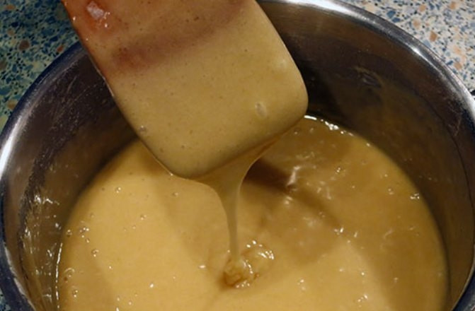 1. Этап. Простой медовый торт: Консистенция теста должна быть тягучей и немного текучей. Оно слегка напоминает сметану средней жирности.