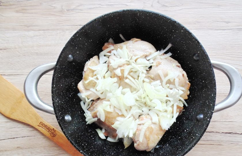 1. Этап. Гедлибже из курицы: Репчатый лук очистите, помойте и нарежьте. Добавьте в сотейник с курицей.