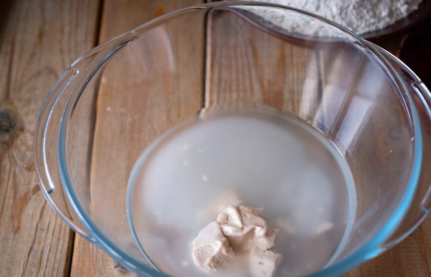 1. Этап. Булочки простые: В просторную миску залейте теплую воду, выложите дрожжи, добавьте сахар и соль.