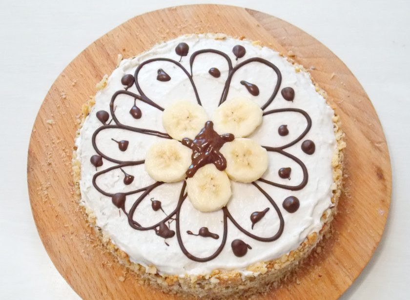 1. Этап. Медово-песочный торт: Украсьте верх торта на свое усмотрение. Я украсила торт при помощи шоколада и оставленного банана. Уберите торт в холодильник на 6 часов, чтобы он пропитался.