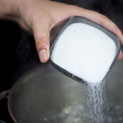 1. Этап. Компот из ревеня: В большой кастрюле доведите до кипения 4 литра воды, добавьте сахар и прокипятите 2 минуты. Внимание! Из указанного количества ингредиентов получается довольно кисленький компот, если вы любите сладкий - добавляйте больше сахара.