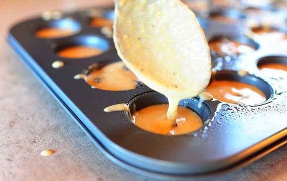 1. Этап. Кукурузные кексики с черникой: 5. Распределите тесто по формочкам для кексов.