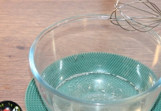 1. Этап. Булочки-птички Жаворонки: 5. Приготовим тесто. В оставшейся теплой воде растворите соль (0.5 ч. л.), оставшейся сахар и ванилин (1 пак.). Добавьте активированные дрожжи (опару) и перемешайте.