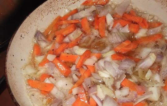 1. Этап. Капустняк украинский: В оставшимся жире в сковороде обжарьте лук и морковь кусочками.