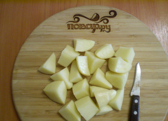 1. Этап. Курица, запеченная с картофелем и овощами: 4. Картофель порезать на четыре части.