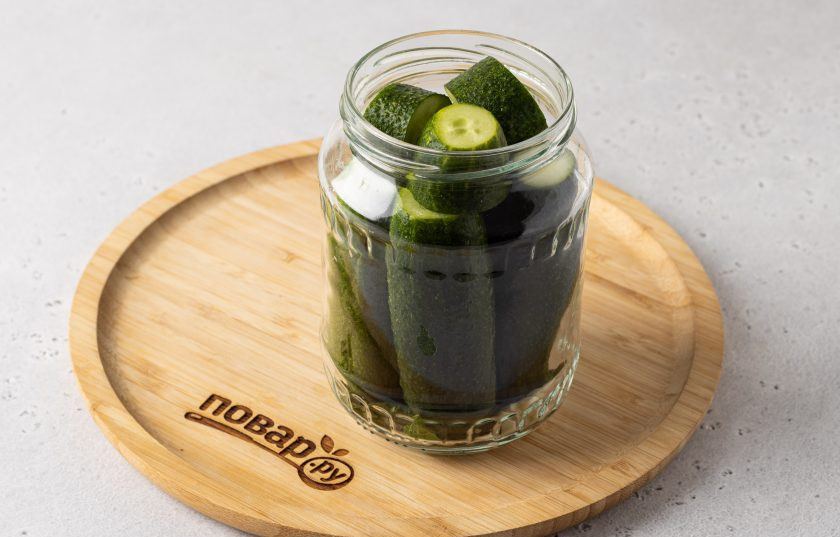 1. Этап. Огурцы с мятой на зиму: У огурцов отрежьте кончики. Заполните ими банку. Если остаётся свободное место и целые не помещаются, можно разрезать огурцы на ломтики.