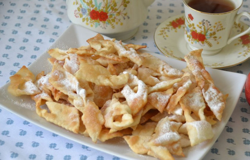 1. Этап. Хворост на пиве: Остывший хворост посыпьте сахарной пудрой, наливайте чай и зовите домашних. Успевайте, хворост исчезает очень быстро!