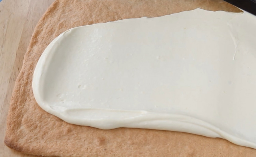 1. Этап. Рулет лимонный: 7. Когда бисквит остынет, осторожно снимите пергаментную бумагу, равномерно распределите на нем крем.