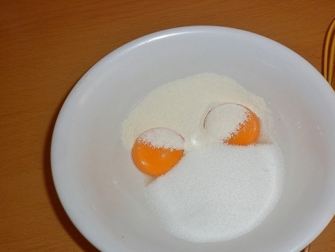 1. Этап. Торт Легкий: Делаем крем. Нагрейте молоко, но не кипятите его. Добавьте к нему ваниль. Желтки разотрите в отдельной миске с сахаром. Чтобы это было проще сделать, можете добавить к ним пару ложек молока.