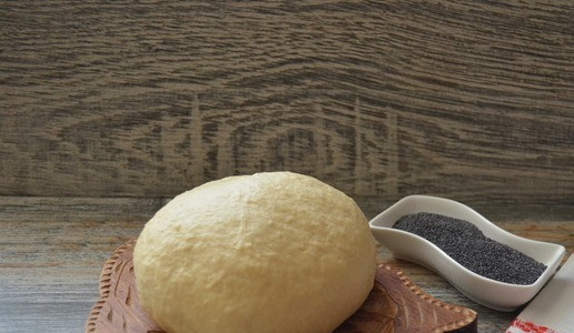 1. Этап. Маковые булочки под шоколадом: Смешать муку, соль, сахар, дрожжи. Влить ряженку, перемешать. Добавляя частями мягкое сливочное масло, вымесить эластичное тесто.