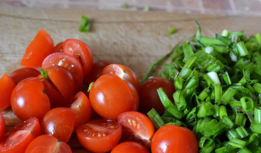 1. Этап. Салат с куриной грудкой: Мелко нарезать зелёный лук. Черри разрезать пополам.