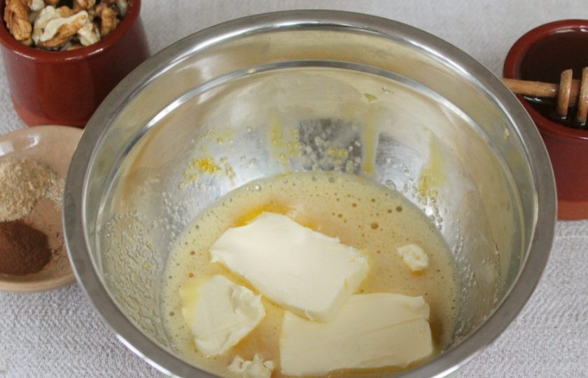 1. Этап. Пряники с грецкими орехами: Добавляем мягкое сливочное масло.