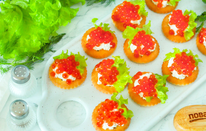 1. Этап. Канапе на крекерах на праздничный стол: Канапе на крекерах на праздничный стол полностью готовы! Подайте их к столу. Приятного вам аппетита!