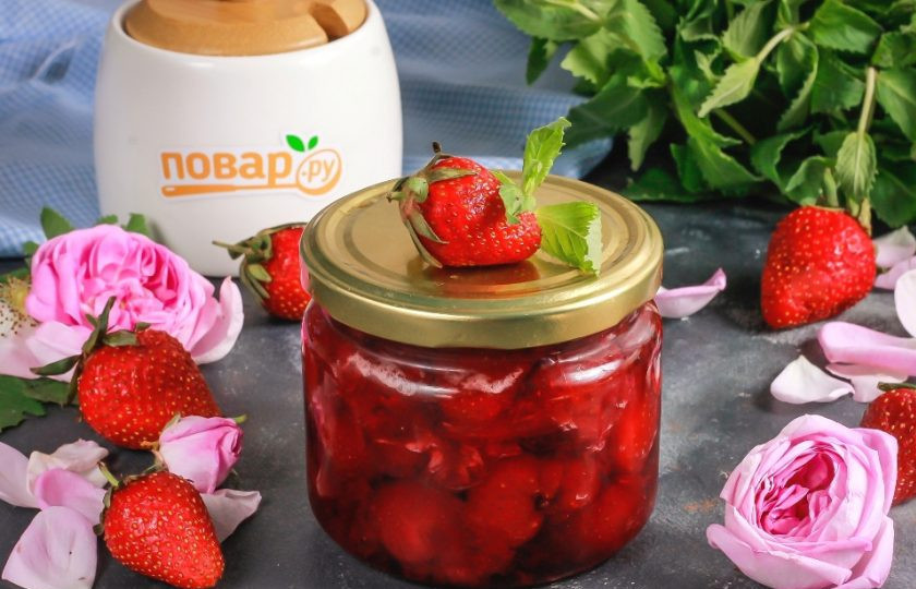 1. Этап. Варенье из клубники с лепестками роз: Затем перенесите варенье из клубники с лепестками роз в место хранения: кладовую, подвал, погреб до зимы.