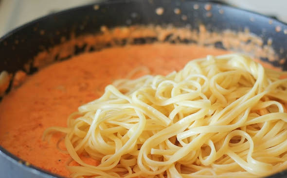 1. Этап. Паста Альфредо с запеченным перцем: 5. Выложите в сковороду макароны.