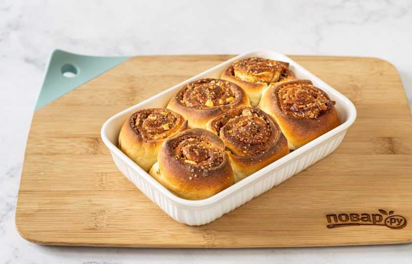 1. Этап. Постные синнабоны: Готовые булочки немного остудите в форме, затем аккуратно достаньте.