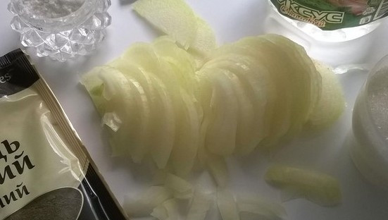 1. Этап. Салат из свиной печени: Лук почистите и нарежьте полукольцами. Замаринуйте его в в тёплой воде с сахаром, уксусом, солью и перцем. Оставьте на 15 минут.