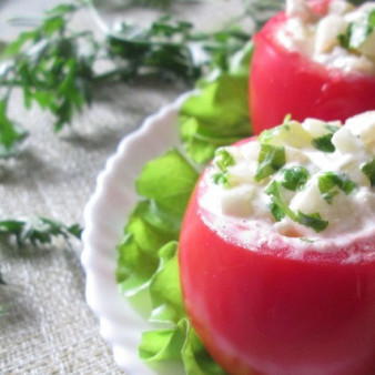 Помидоры, фаршированные огуречно-яблочным салатом