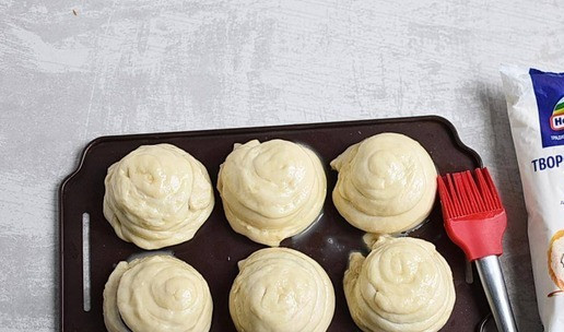 1. Этап. Слоеные корзиночки с чизкейком: 6. Дайте корзинкам расстойку. Если где витки разошлись, прищепните снова. Смажьте аккуратно взбитым яйцом.