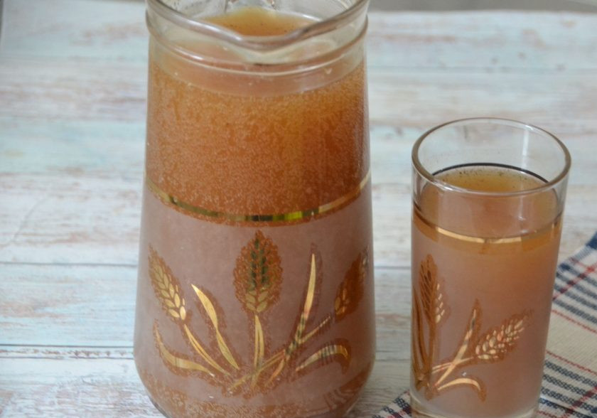 1. Этап. Квас Ядреный: Напиток процедите, охладите и подавайте к столу. Квас получился ядреный, с большим количеством газов, освежающий. Подойдет как для питья, так и в окрошку. Первый квас получается немного хмельной, из-за содержания дрожжей. Поэтому, гущу после кваса полностью не сливайте, на её основе можно поставить следующий квас, который уже не будет обладать хмельным свойством, а технология приготовления такая же, только дрожжи добавлять уже не надо.