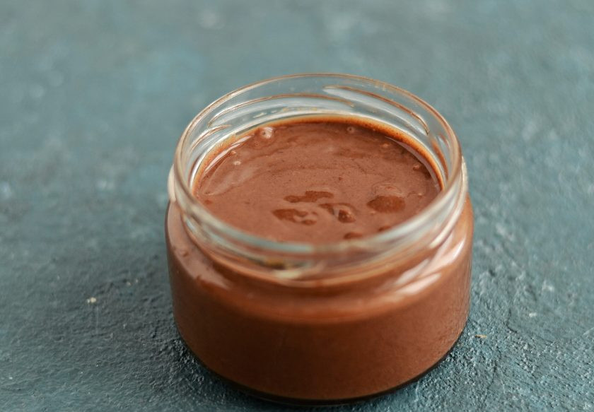 1. Этап. Полезная нутелла: Перелейте пасту в баночку и оставьте до полного застывания в холодильнике.