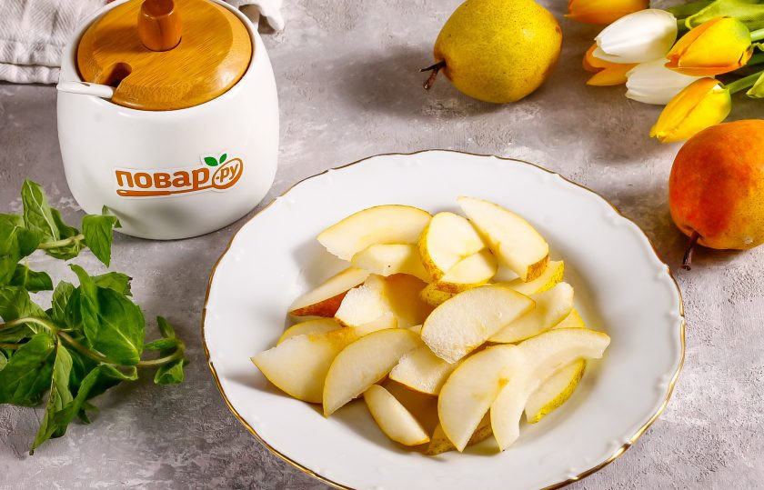 1. Этап. Грушевый чай: Груши промойте в воде, разрежьте на четыре части и вырежьте сердцевинки. Промойте мякоть в воде и нарежьте ломтиками или кубиками — по желанию.
