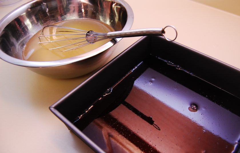 1. Этап. Пьяное желе: Сделайте виноградный слой. В горячей воде разведите желатин и желе по инструкции на упаковке. Потом растворите желатин на водяной бане. И соедините жидкость с ликёром. Влейте первый слой в прямоугольную форму. Уберите желе в холодильник на 1-2 часа.