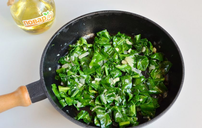 1. Этап. Курица со шпинатом: 4. Обжаривайте до тех пор, пока шпинат не привянет, это не больше минуты. Снимите с огня.